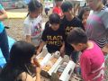 夕方スラックラインを楽しむ子供達に、...